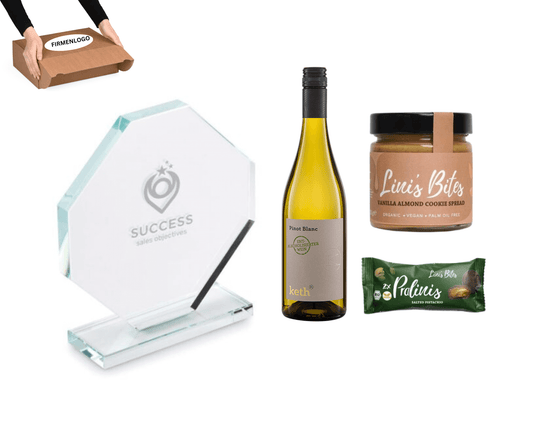 AUSZEICHNUNG x TROPHÄE - 8 - eckiger Glaspokal mit Wein, Nusscreme und Pralinen | Layana Life – nachhaltige Firmengeschenke