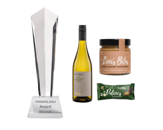 AUSZEICHNUNG x TROPHÄE - vertikaler Glaspokal mit Wein, Nusscreme und Pralinen | Layana Life – nachhaltige Firmengeschenke